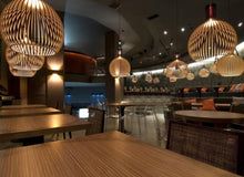 Lampe suspendue en bois faite à la main