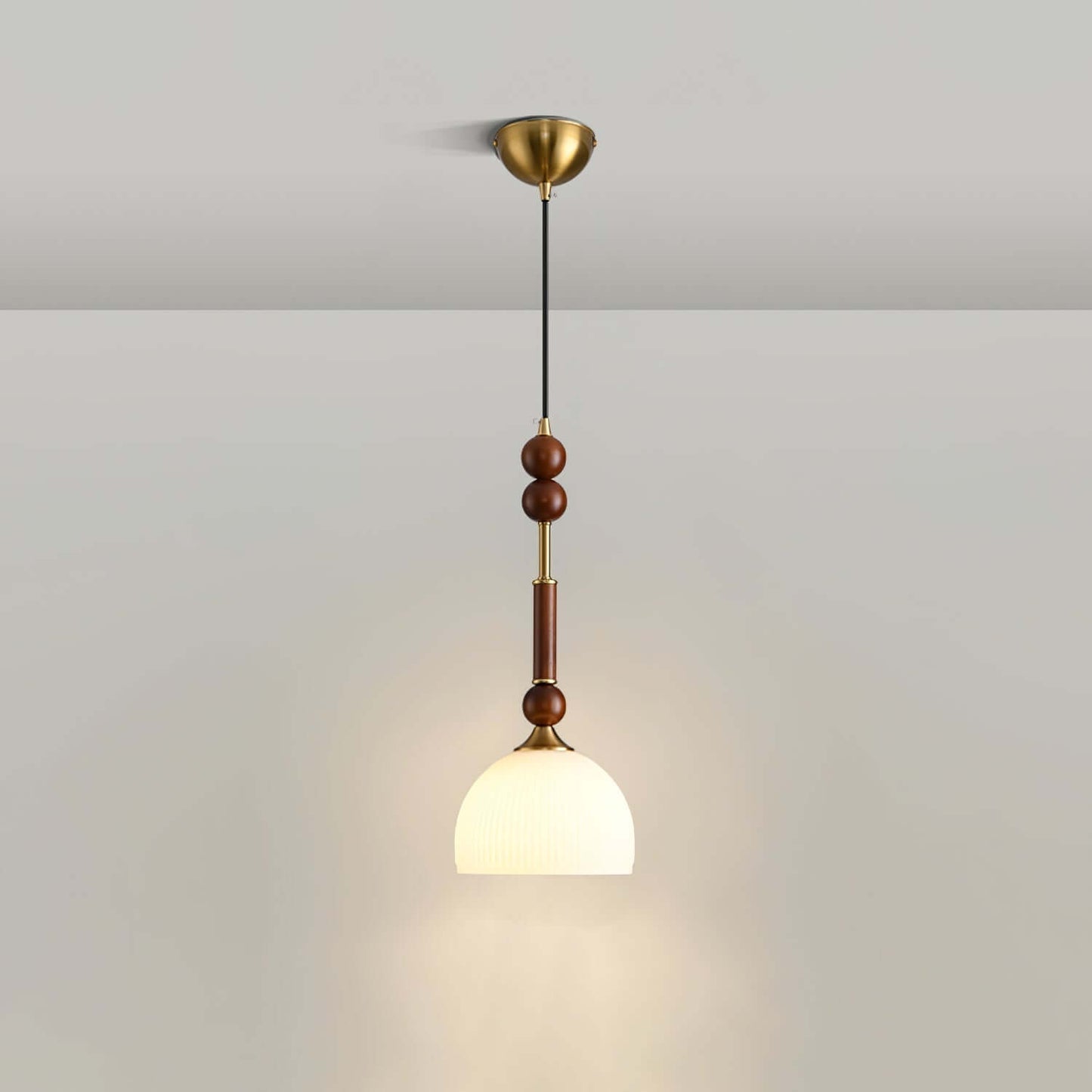 Elegante Pendelleuchte mit Glaslampenschirm