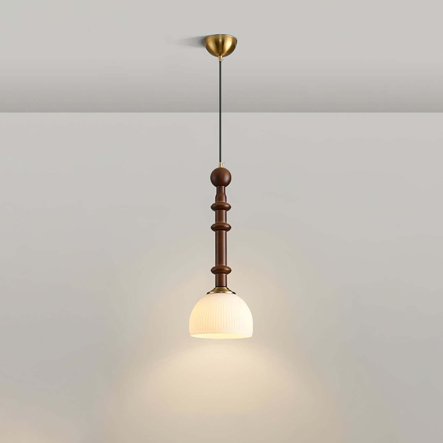Elegante Pendelleuchte mit Glaslampenschirm