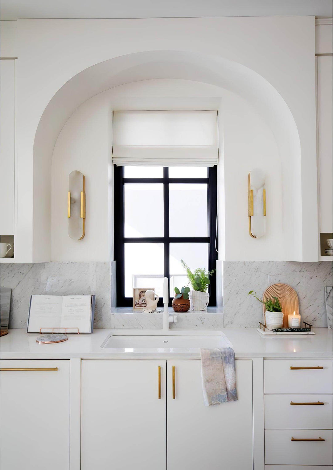 Langgestreckte Alabaster-Wandleuchte