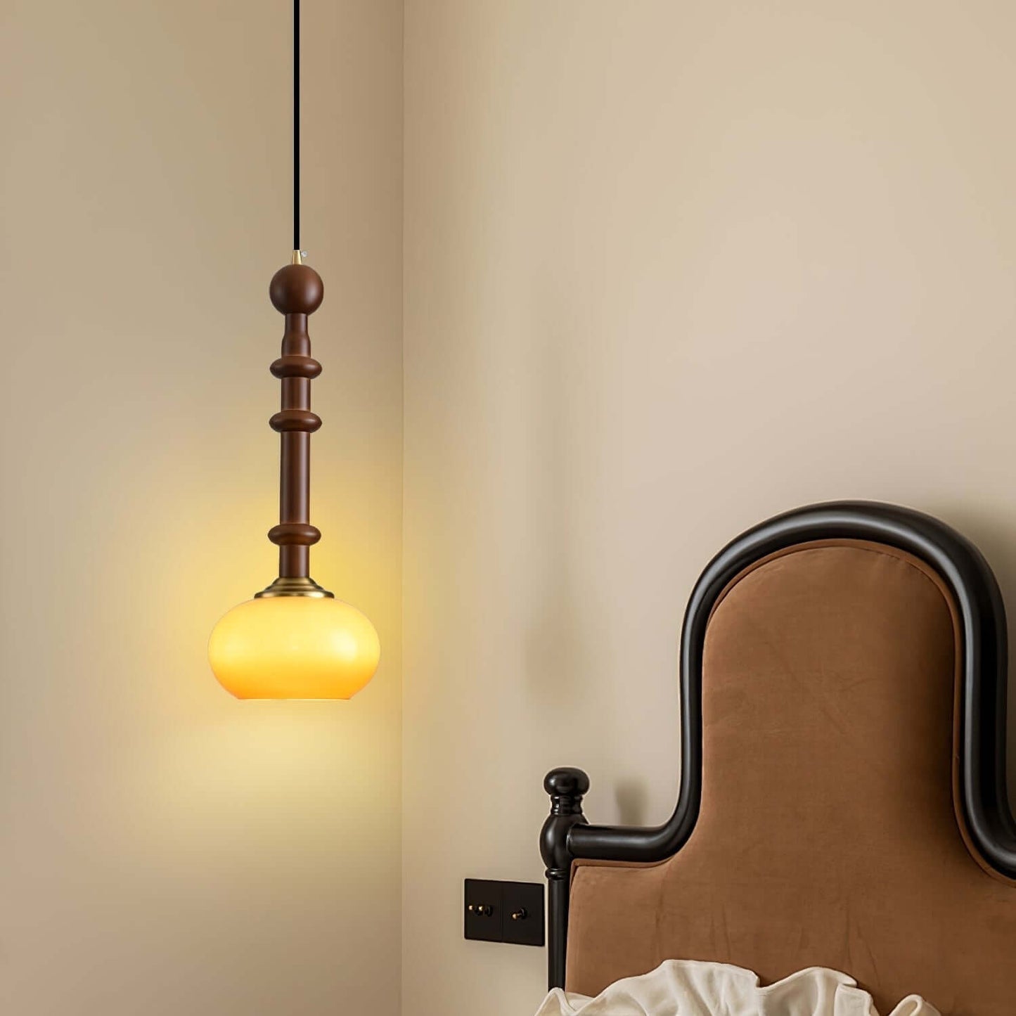 Elegante Pendelleuchte mit Glaslampenschirm