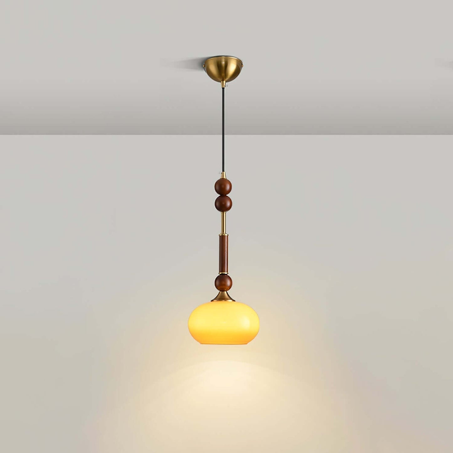 Elegante Pendelleuchte mit Glaslampenschirm