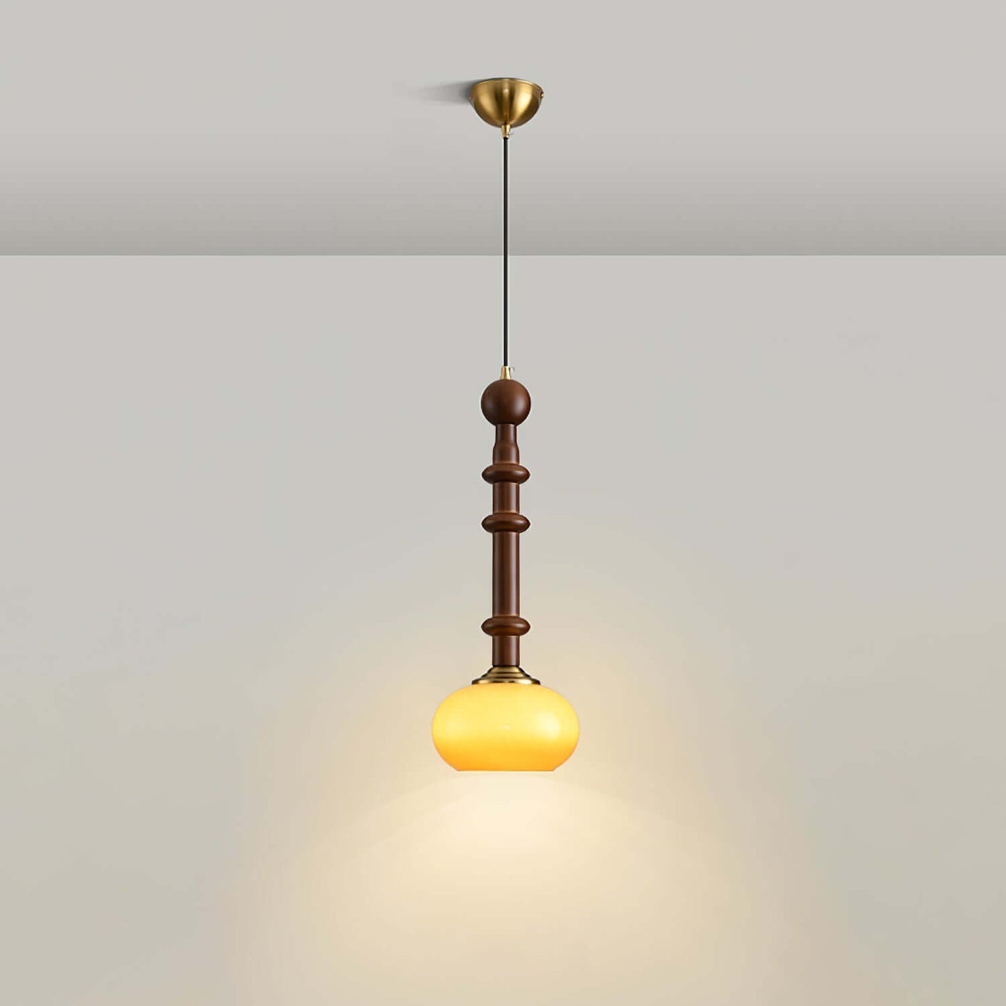 Elegante Pendelleuchte mit Glaslampenschirm