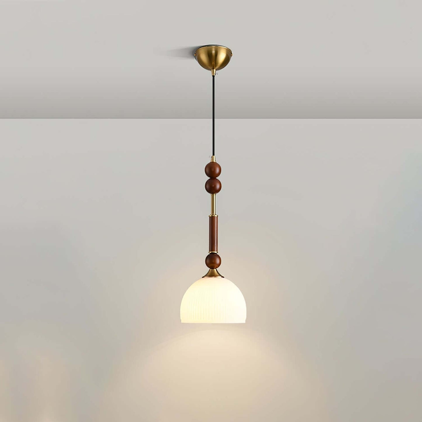 Elegante Pendelleuchte mit Glaslampenschirm