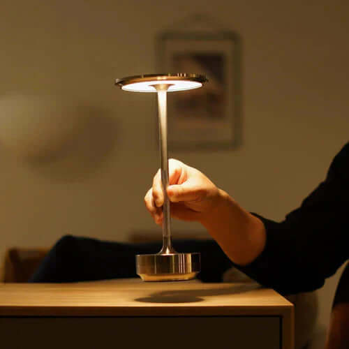 Dimmbare LED Tischleuchte, USB Akkulampe