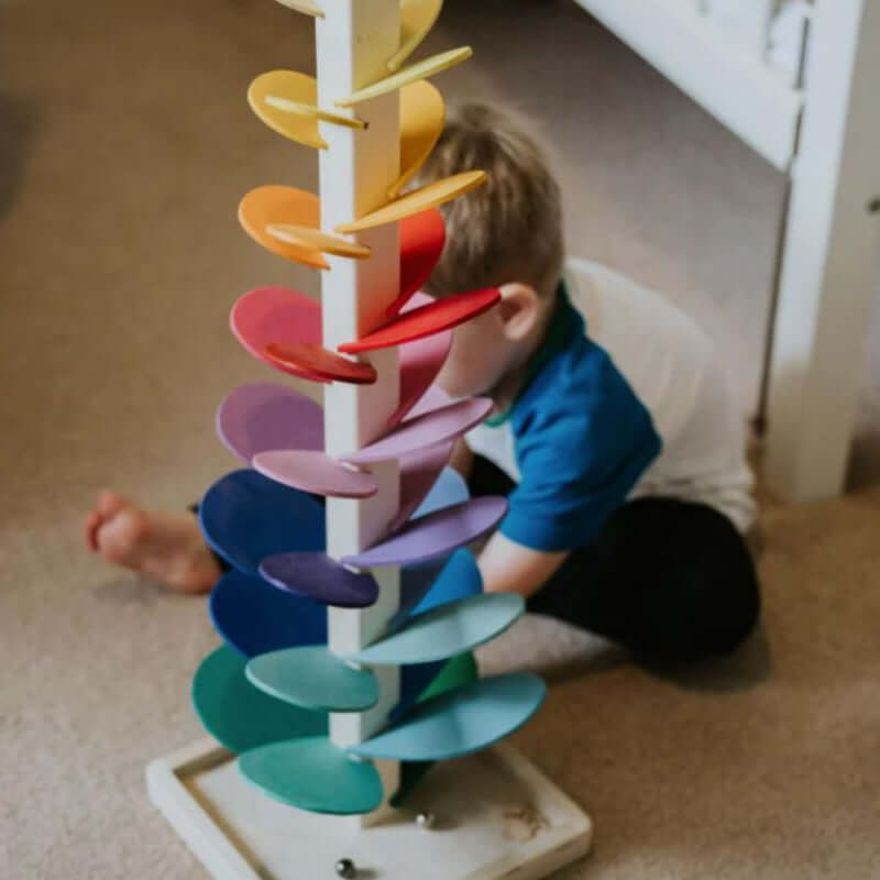 Interaktiver Regenbogen-Murmelturm