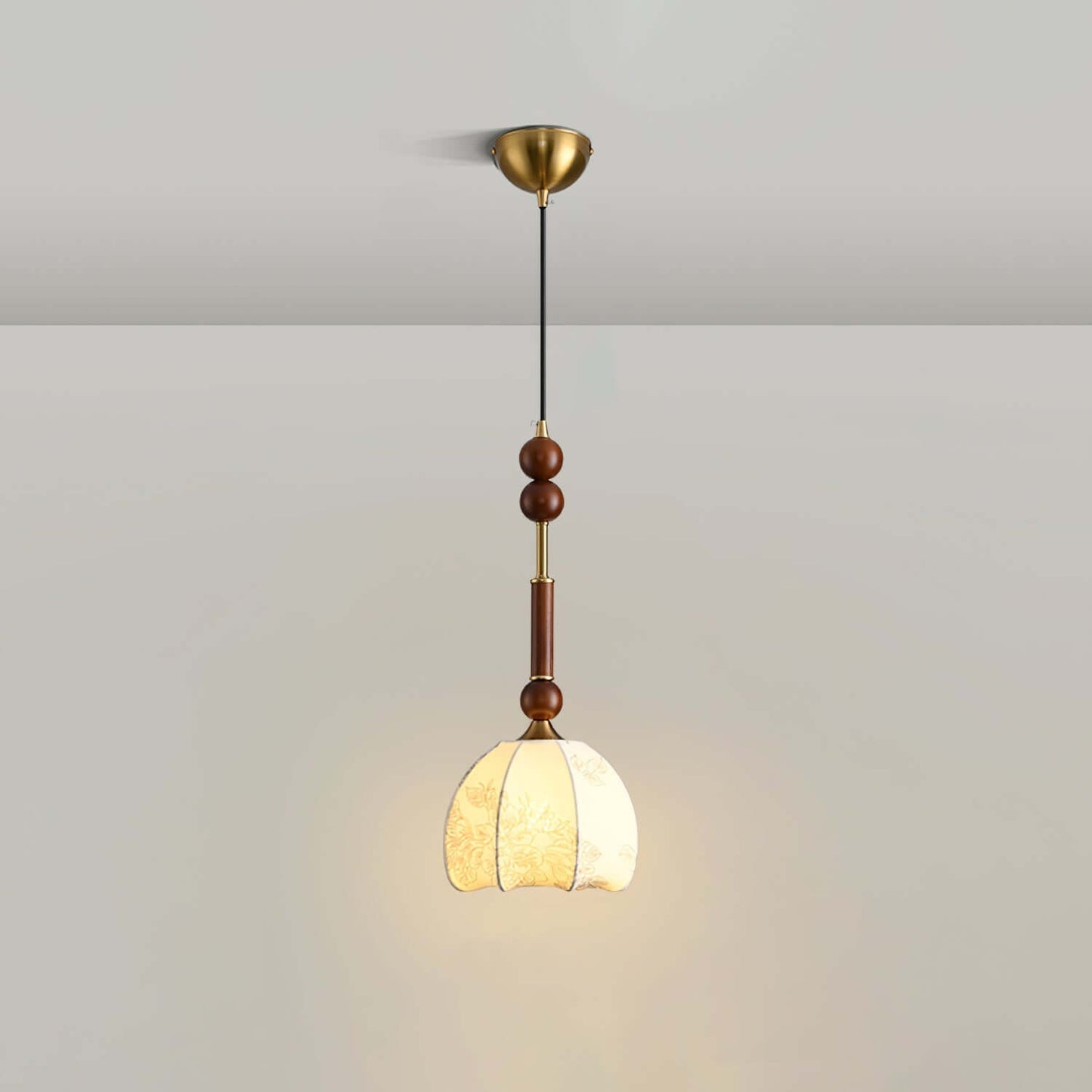 Elegante Pendelleuchte mit Glaslampenschirm