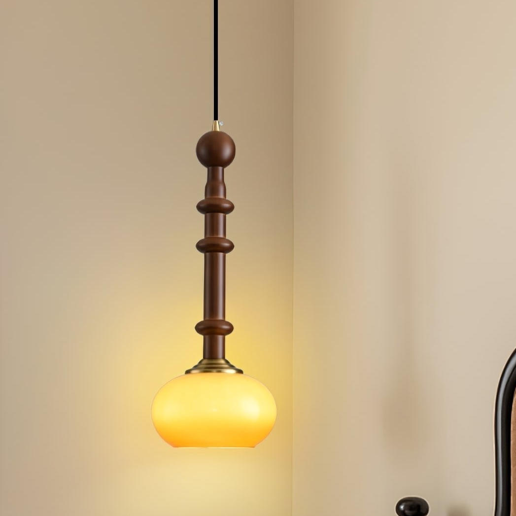 Elegante Pendelleuchte mit Glaslampenschirm