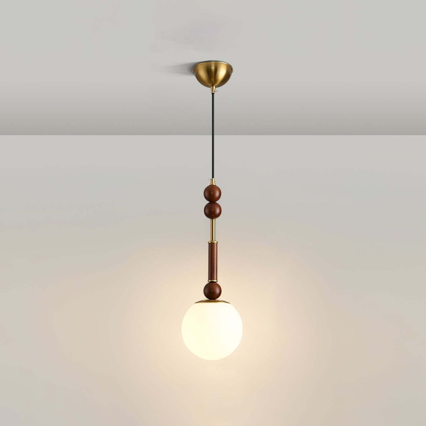 Elegante Pendelleuchte mit Glaslampenschirm