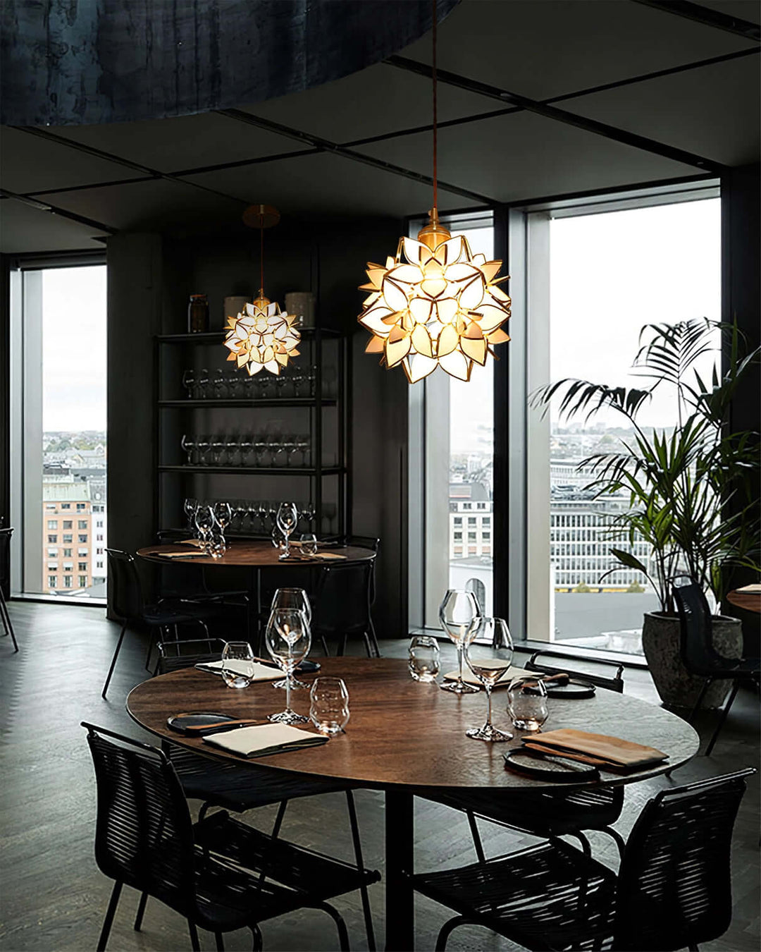 Lampe à suspension en coquillage Kapiz faite à la main