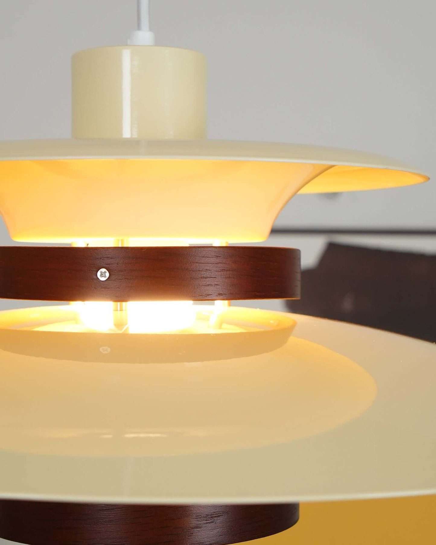 Moderne Metall-Pendelleuchte