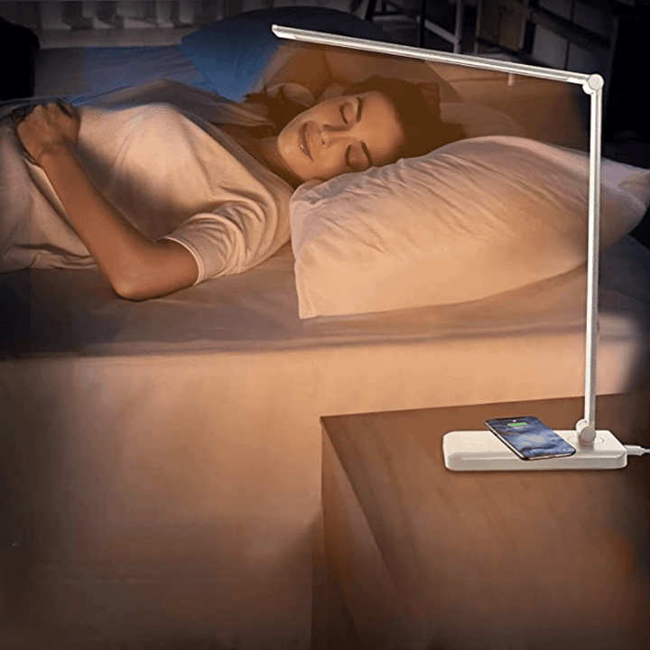 Einstellbare LED Schreibtischlampe mit USB