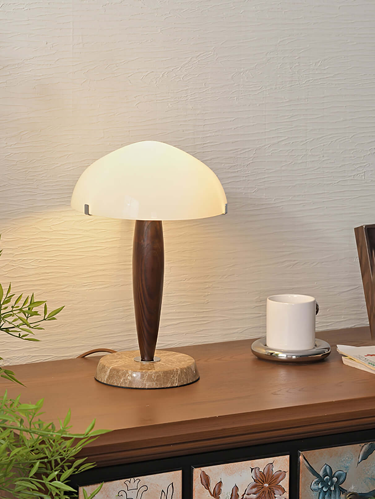 Designer-Tischleuchte mit Walnussfuß