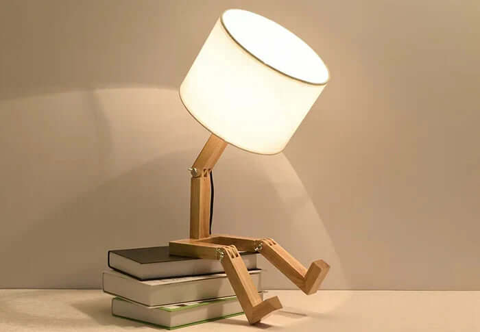 Lampe de table en bois avec porte-livre - Flexible et moderne