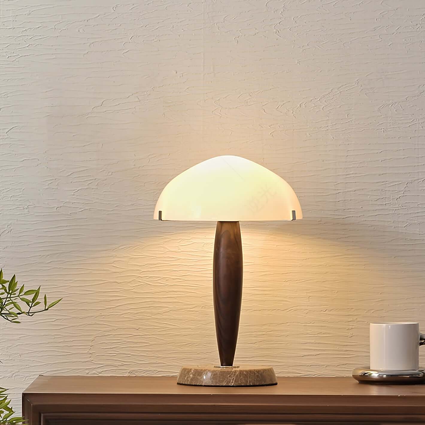 Designer-Tischleuchte mit Walnussfuß