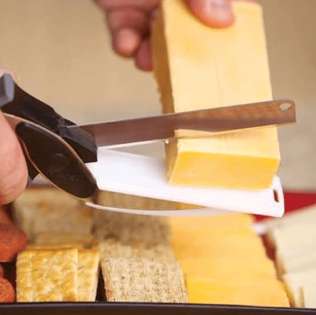 Aide de cuisine 2 en 1 - couteau et planche à découper