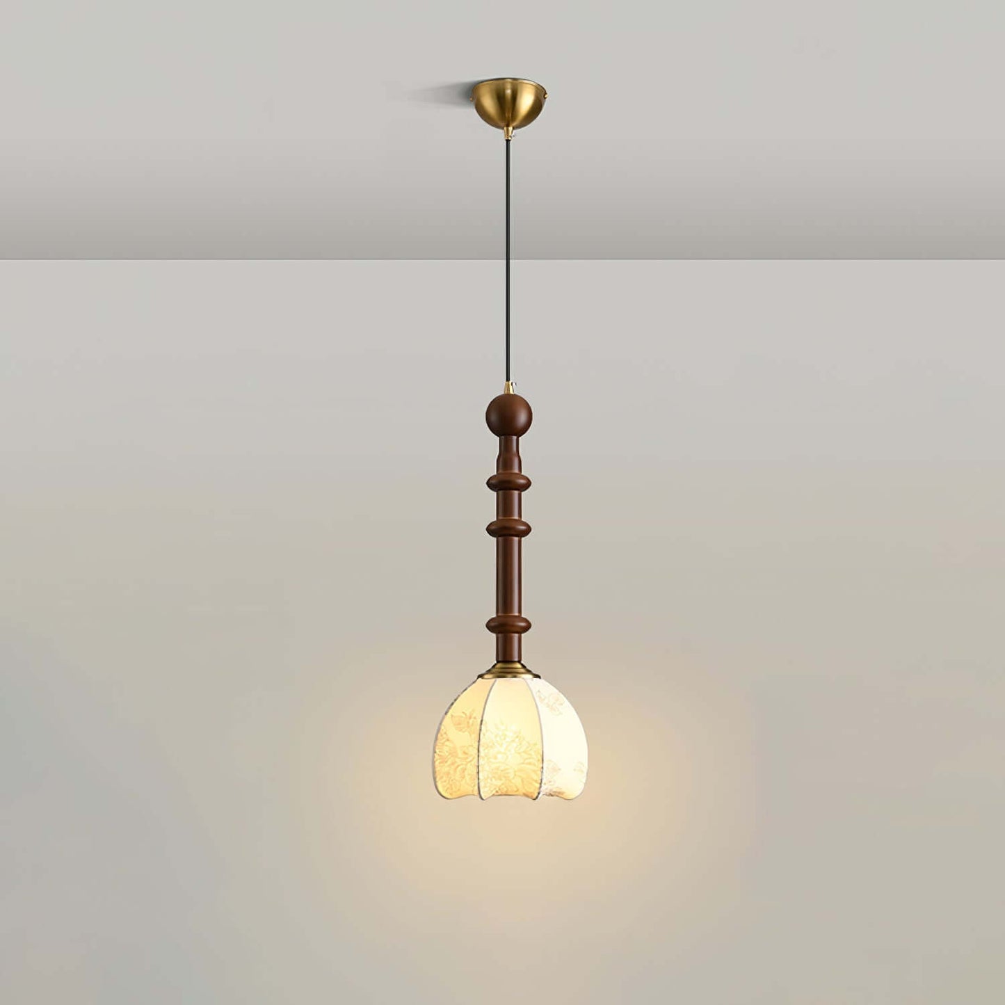 Elegante Pendelleuchte mit Glaslampenschirm