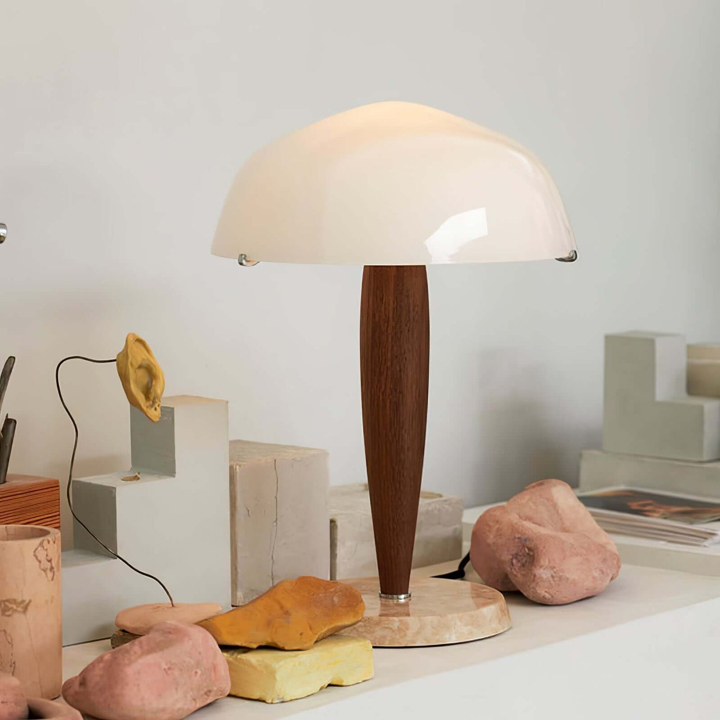 Designer-Tischleuchte mit Walnussfuß