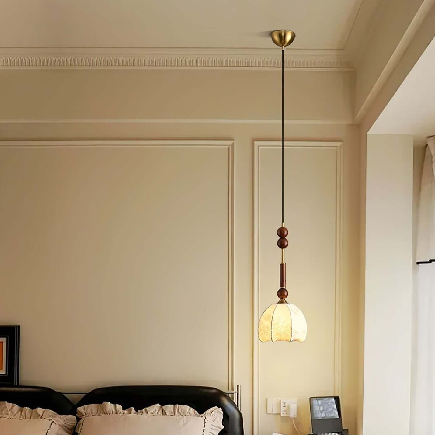 Elegante Pendelleuchte mit Glaslampenschirm