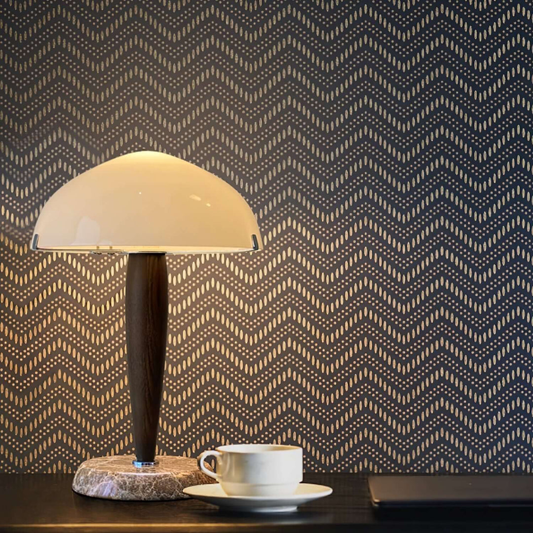 Designer-Tischleuchte mit Walnussfuß