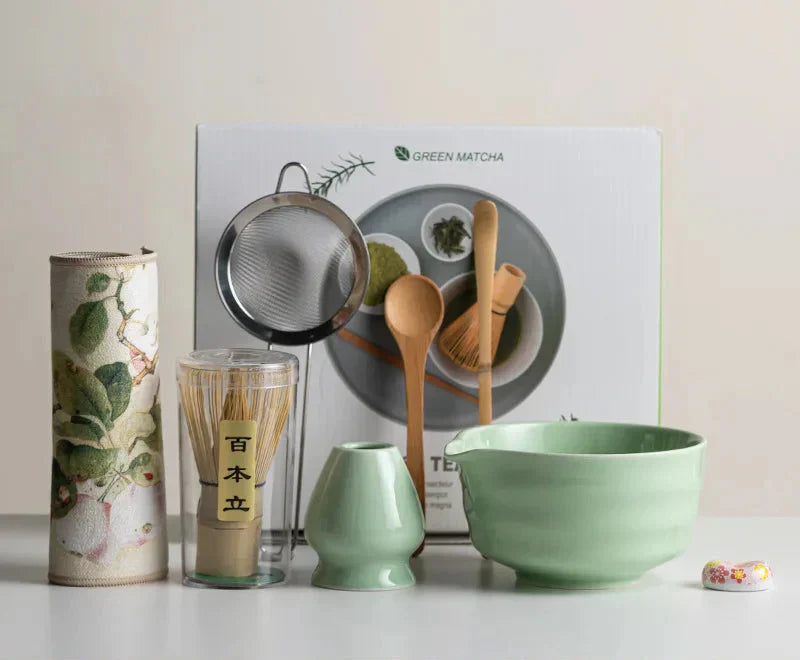 8-teiliges Matcha-Set im Sakura-Design mit Keramik-Schale, Bambus-Schneebesen und Frother, ideal für Teezeremonien.