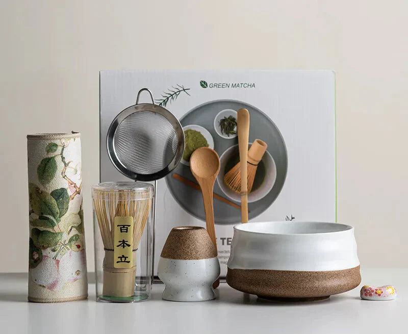 8-teiliges Matcha-Set im Sakura-Design mit Keramik-Schale, Bambus-Schneebesen und Frother, ideal für Teezeremonien.