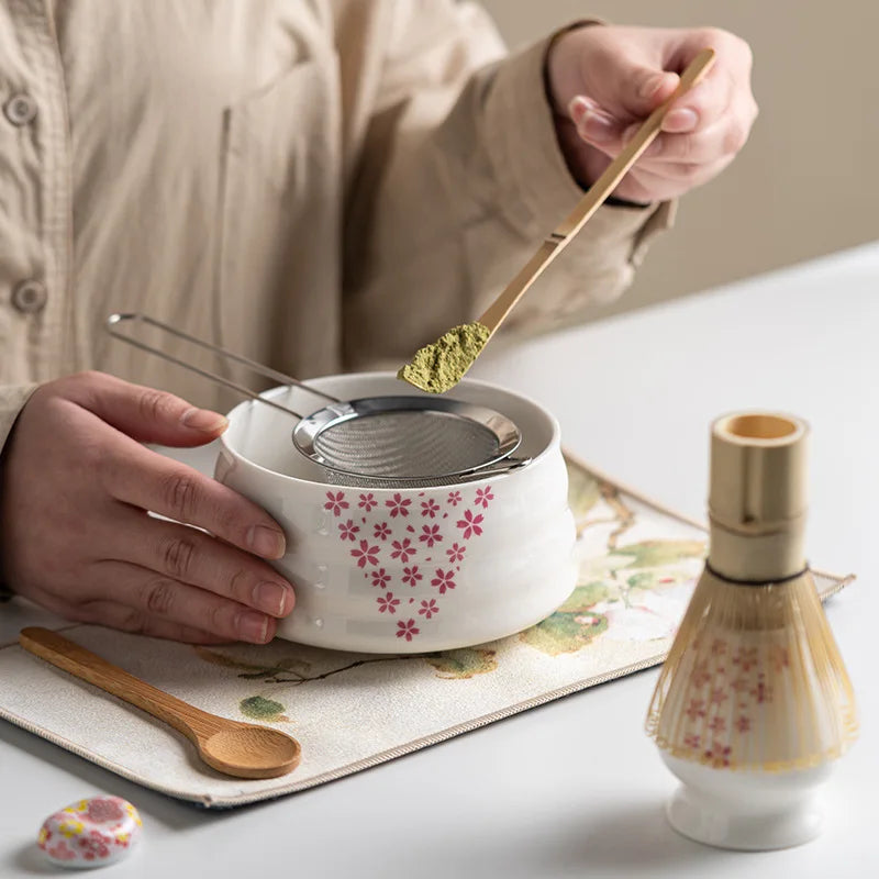 8-teiliges Matcha-Set im Sakura-Design mit Keramik-Schale, Bambus-Schneebesen und Frother, ideal für Teezeremonien.