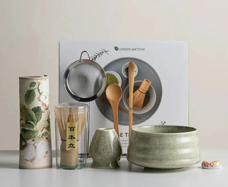 8-teiliges Matcha-Set im Sakura-Design mit Keramik-Schale, Bambus-Schneebesen und Frother, ideal für Teezeremonien.