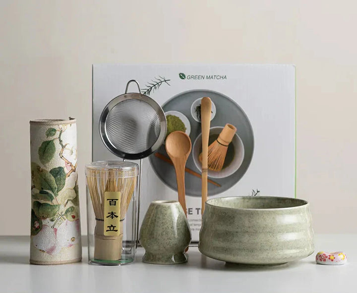 8-teiliges Matcha-Set im Sakura-Design mit Keramik-Schale, Bambus-Schneebesen und Frother, ideal für Teezeremonien.