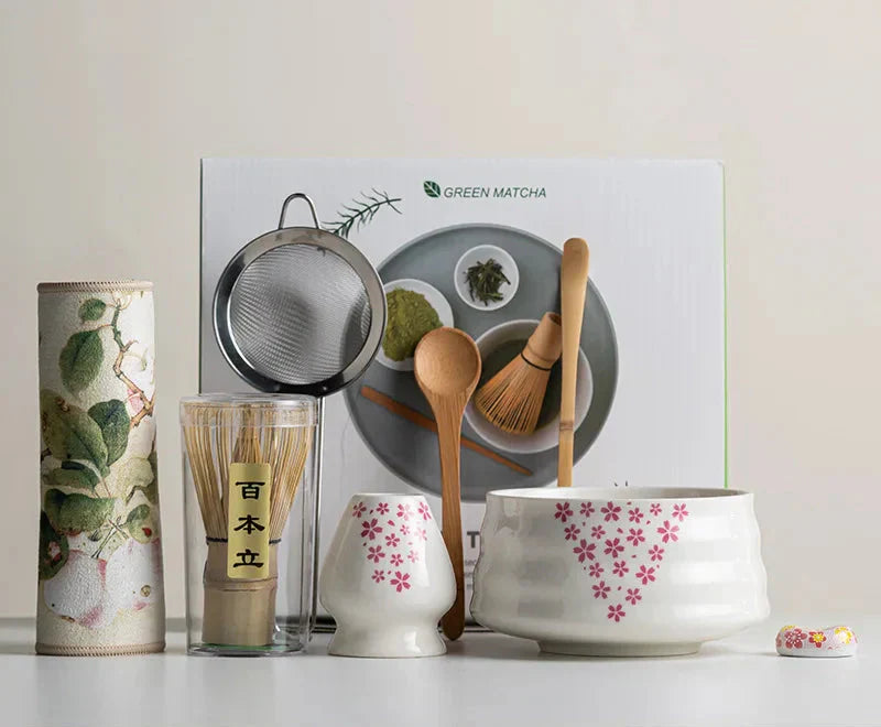 8-teiliges Matcha-Set im Sakura-Design mit Keramik-Schale, Bambus-Schneebesen und Frother, ideal für Teezeremonien.