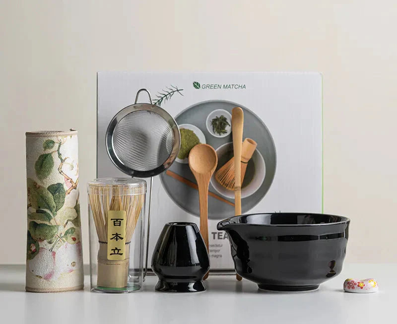 8-teiliges Matcha-Set im Sakura-Design mit Keramik-Schale, Bambus-Schneebesen und Frother, ideal für Teezeremonien.