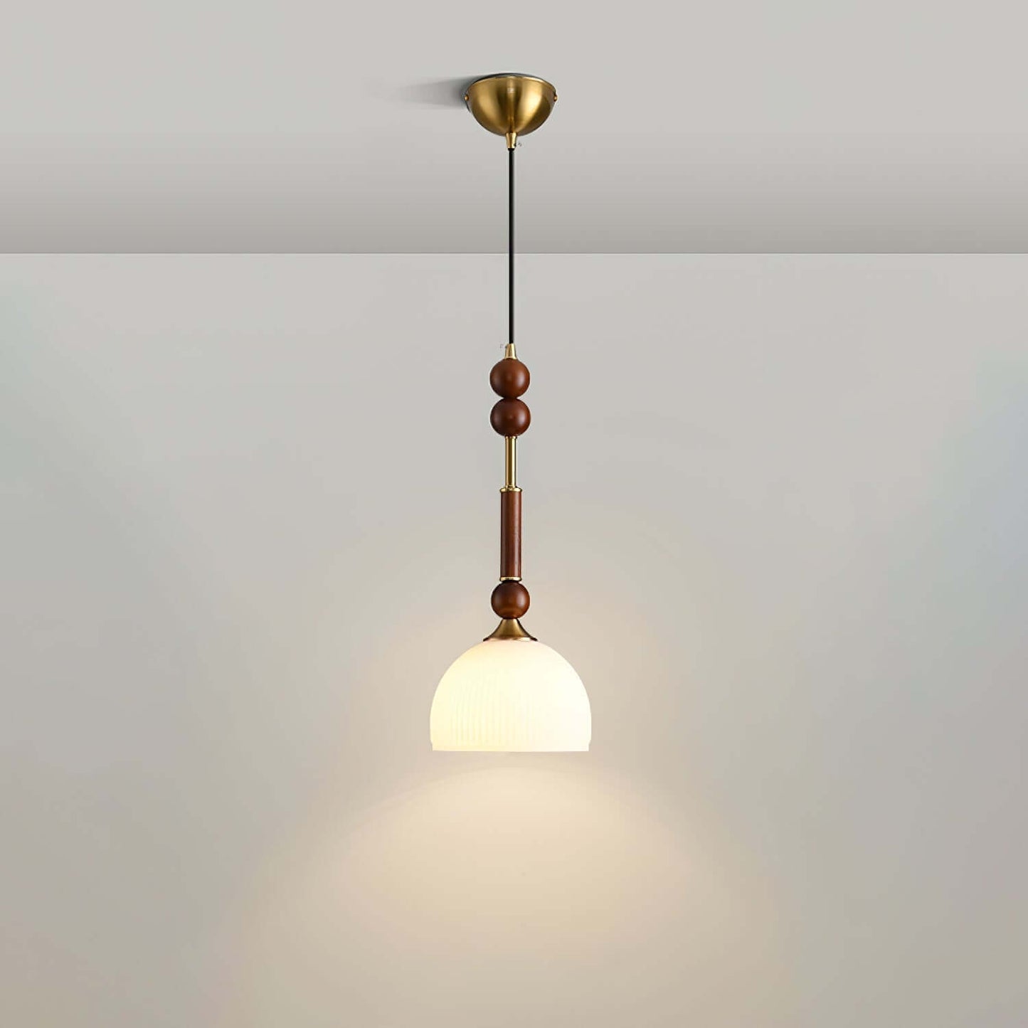 Elegante Pendelleuchte mit Glaslampenschirm