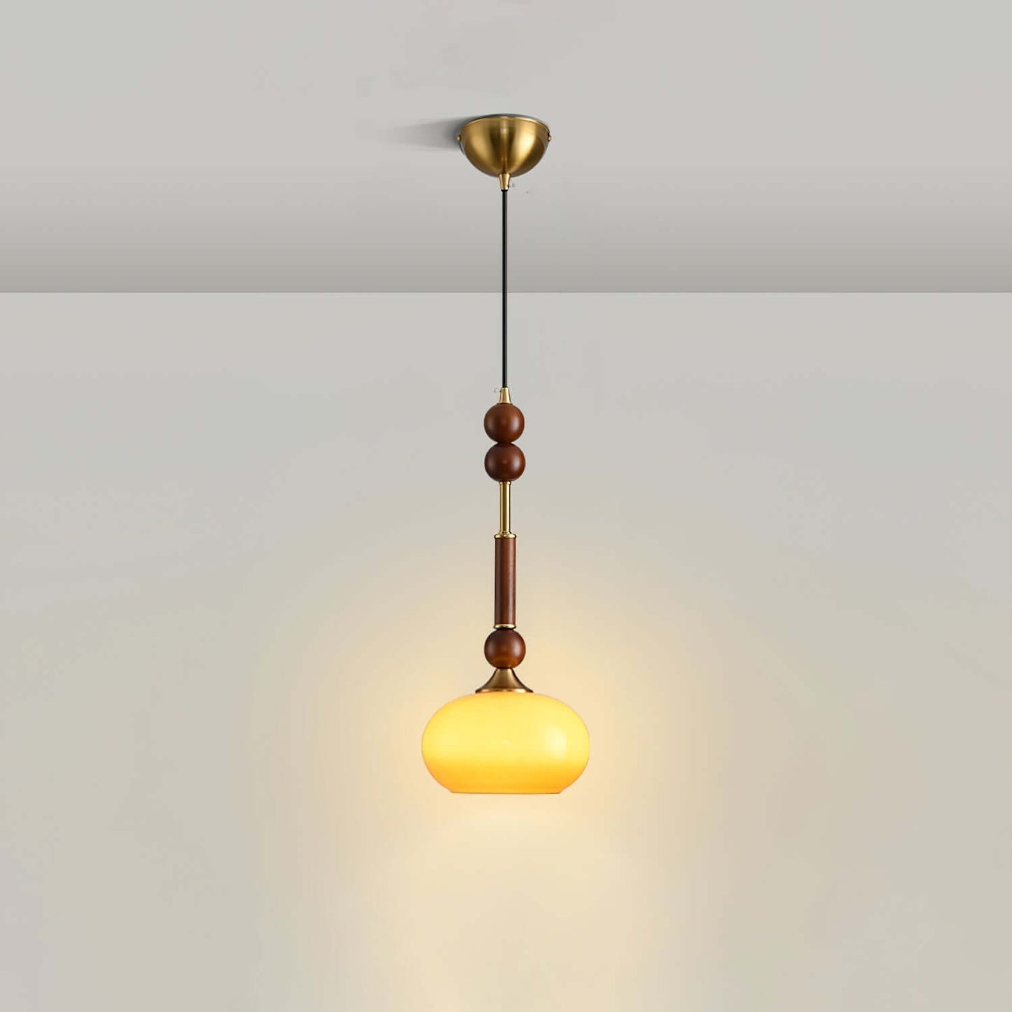 Elegante Pendelleuchte mit Glaslampenschirm