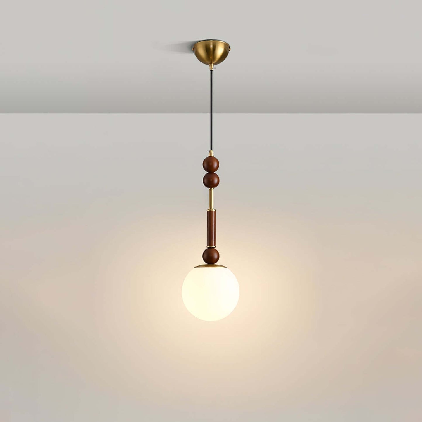 Elegante Pendelleuchte mit Glaslampenschirm