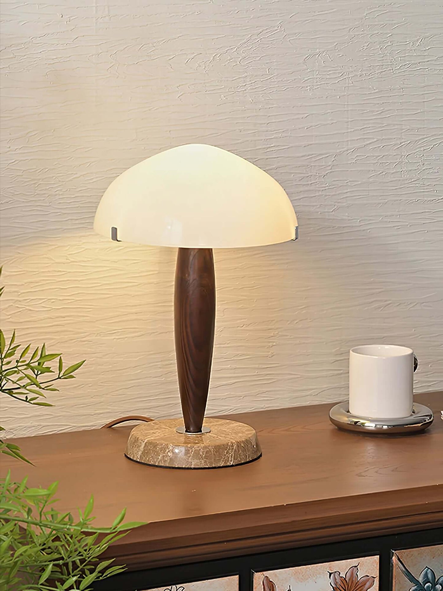 Designer-Tischleuchte mit Walnussfuß