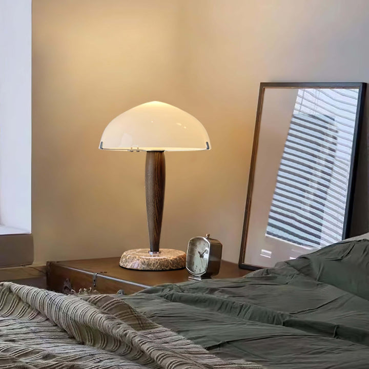 Designer-Tischleuchte mit Walnussfuß
