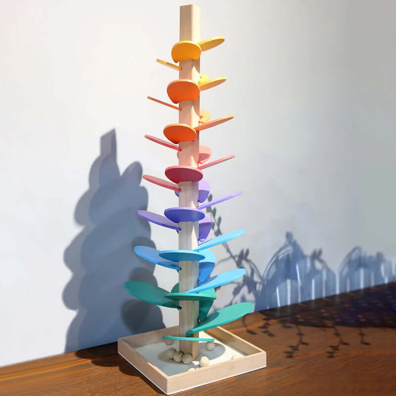 Interaktiver Regenbogen-Murmelturm