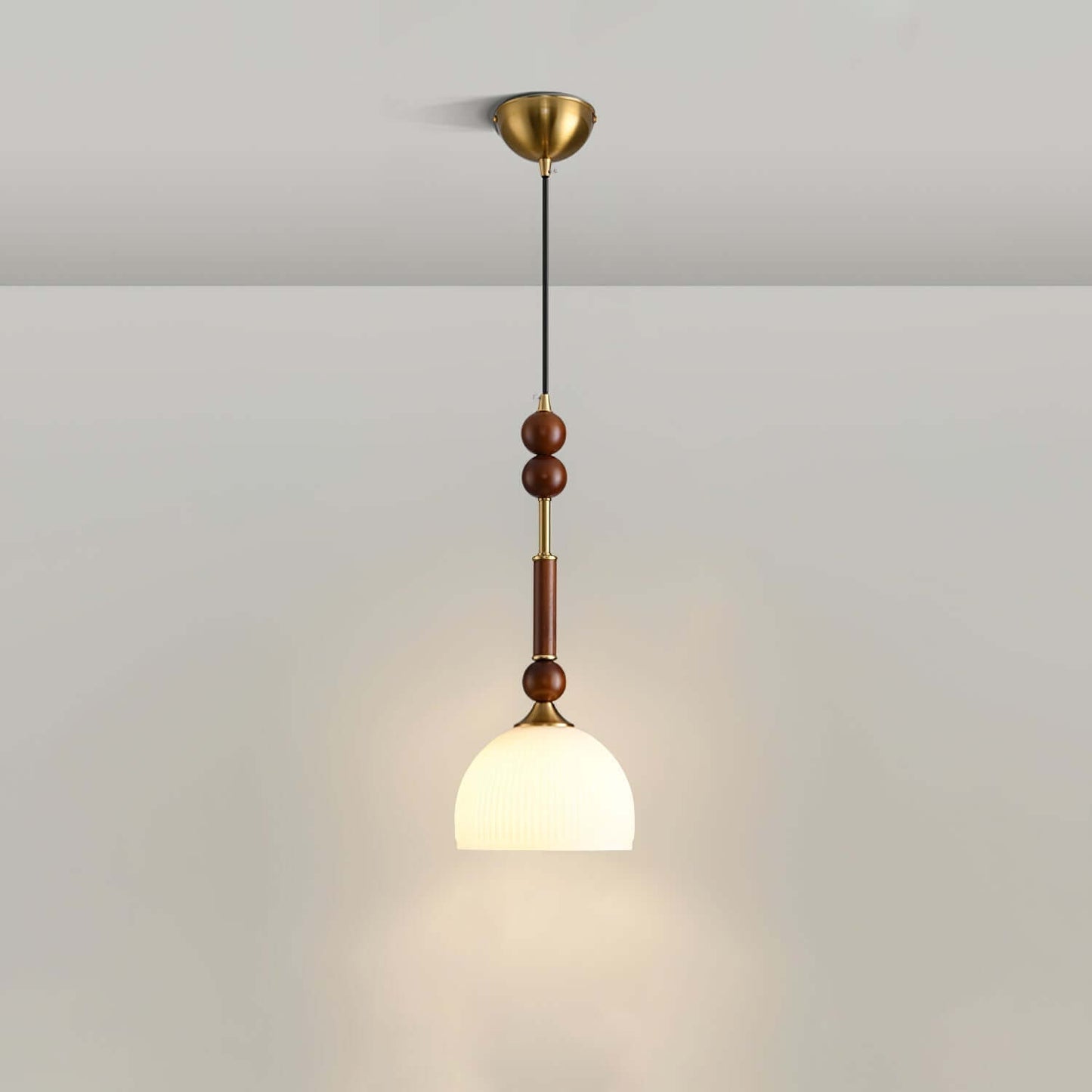 Elegante Pendelleuchte mit Glaslampenschirm