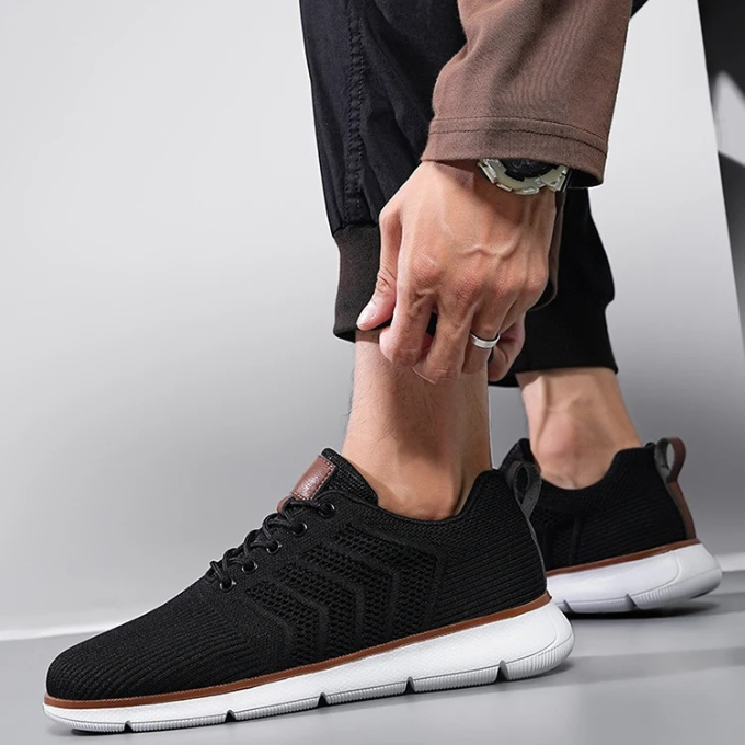 "Atmungsaktive Herren Sneaker, leicht, Mesh-Einsätze, ideal für Sport und Alltag, bietet Komfort und Stil in Schwarz."