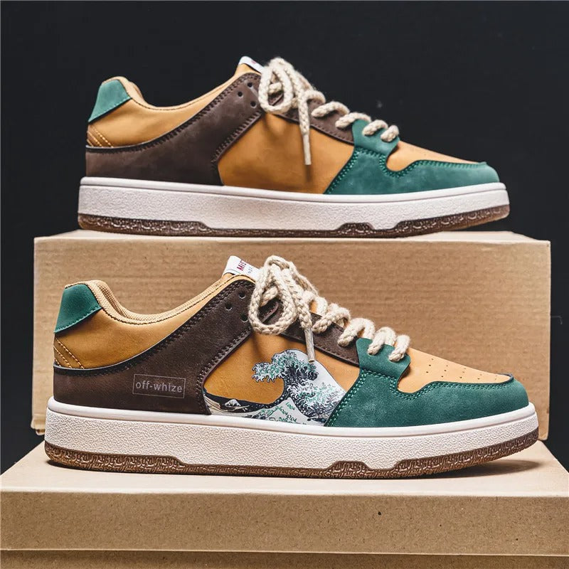 "Auffällige weiße Sneakers mit blauem Wellendesign, ideal für Komfort und Stil im Alltag oder beim Sport."