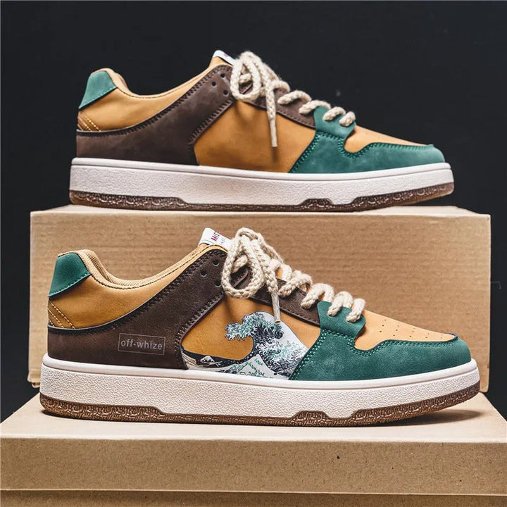 "Auffällige weiße Sneakers mit blauem Wellendesign, ideal für Komfort und Stil im Alltag oder beim Sport."