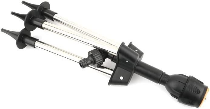 "Automatischer rotierender Gartensprinkler mit Stativ und flexiblem Sprühmechanismus im Garten platziert"