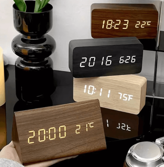 Horloge LED en bois à commande vocale - Design moderne