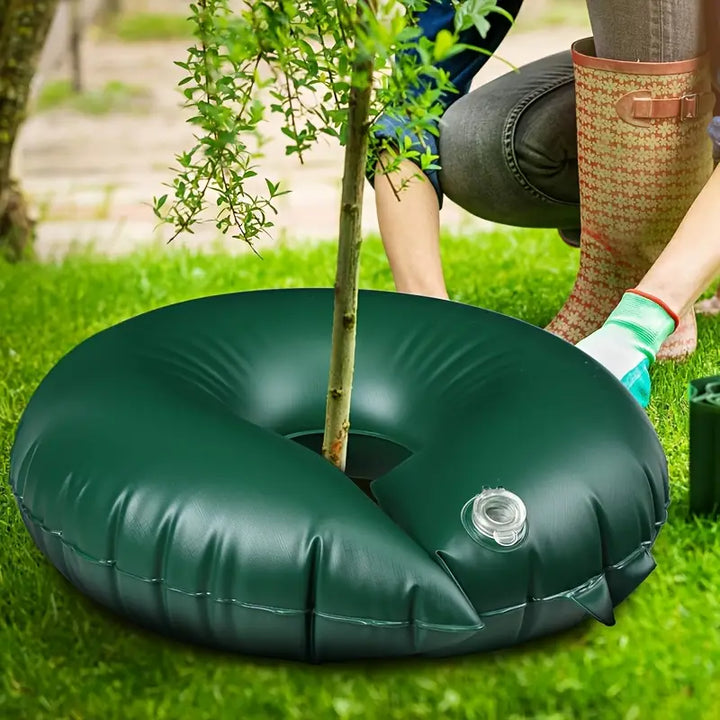 "Baum Bewässerungstasche mit Tropfbewässerung für gleichmäßige Wasserzufuhr an Wurzeln, ideal für Gartenpflege."