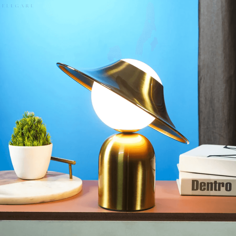 Lampe de table luxueuse en métal doré