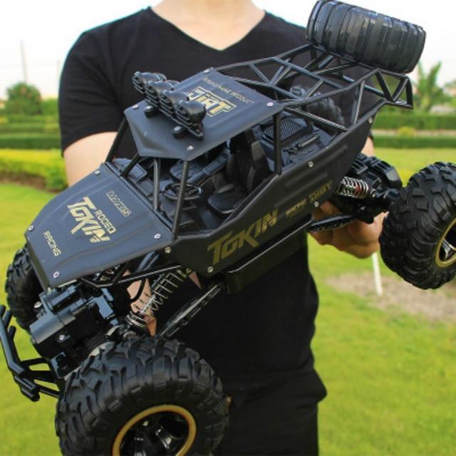 "BeastTrek X4 RC Monstertruck mit robustem Design, 4x4-Antrieb und großen Gummireifen für Offroad-Abenteuer."