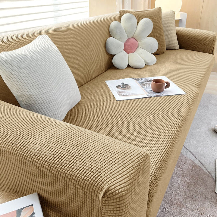 Beige Sofahusse aus elastischem Stretchmaterial, perfekter Sitz, Schutz vor Flecken, Schmutz und Tierhaaren.