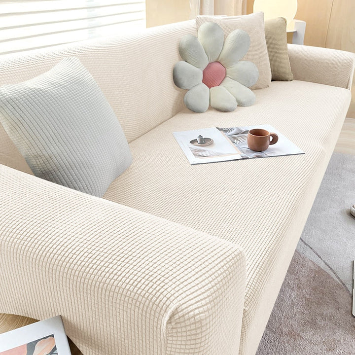 Beige Sofahusse aus elastischem Stretchmaterial, perfekter Sitz, Schutz vor Flecken, Schmutz und Tierhaaren.