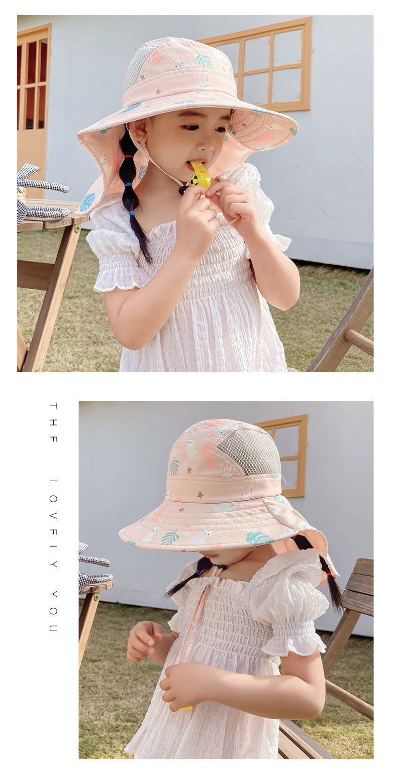 Beiger Kinder Sonnenhut mit UPF 50+, breiter Krempe und verstellbarem Kinnband für optimalen Sonnenschutz und Komfort.