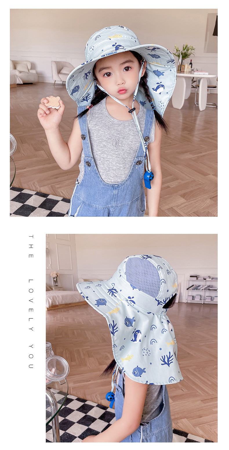 Beiger Kinder Sonnenhut mit UPF 50+, breiter Krempe und verstellbarem Kinnband für optimalen Sonnenschutz und Komfort.